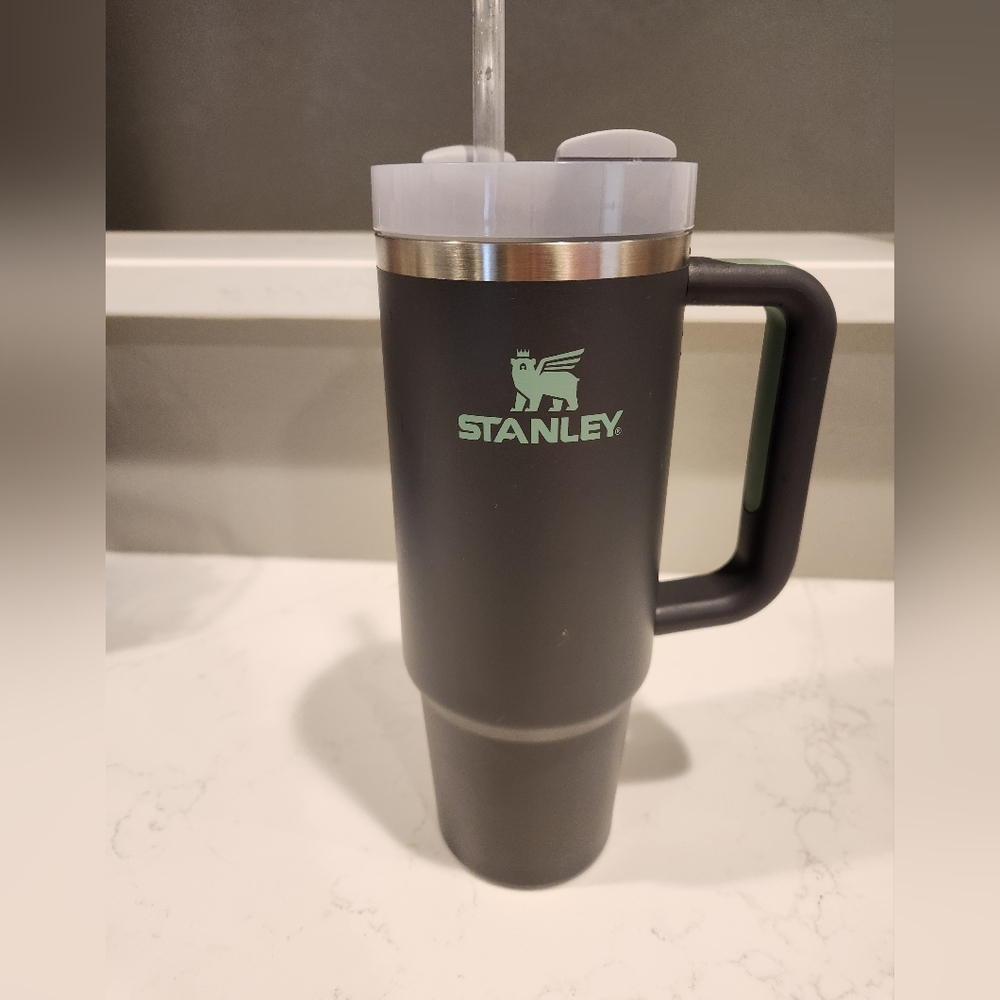 Stanley The Quencher H2.0 Flowstate Tumbler 30 OZ Branded Charcoal Dark Gray